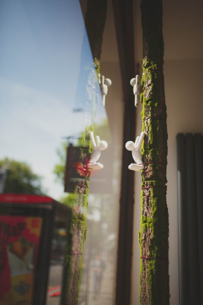Asiatic window facing the Upper street, opposite Pre- Salon.
