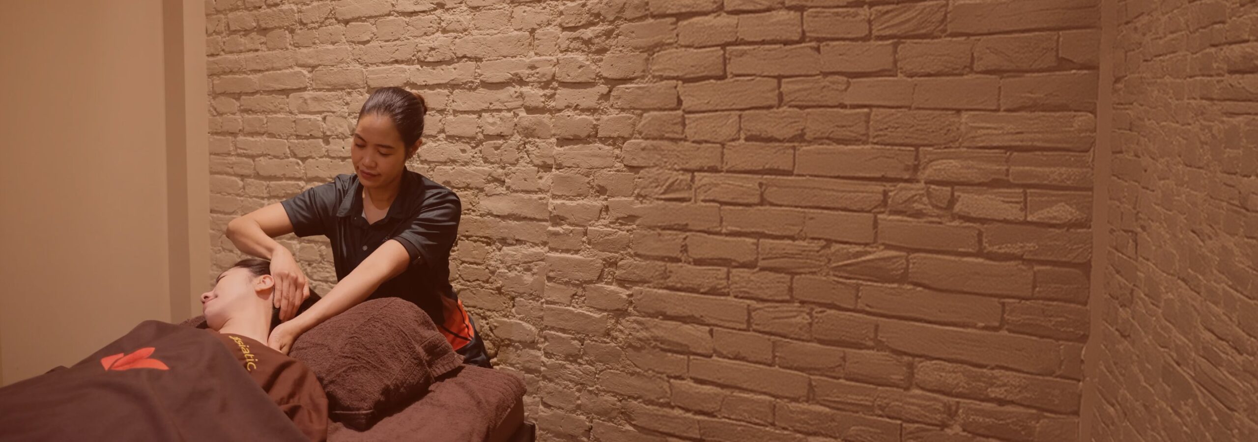 Therapist giving a massage in an Asiatic studio